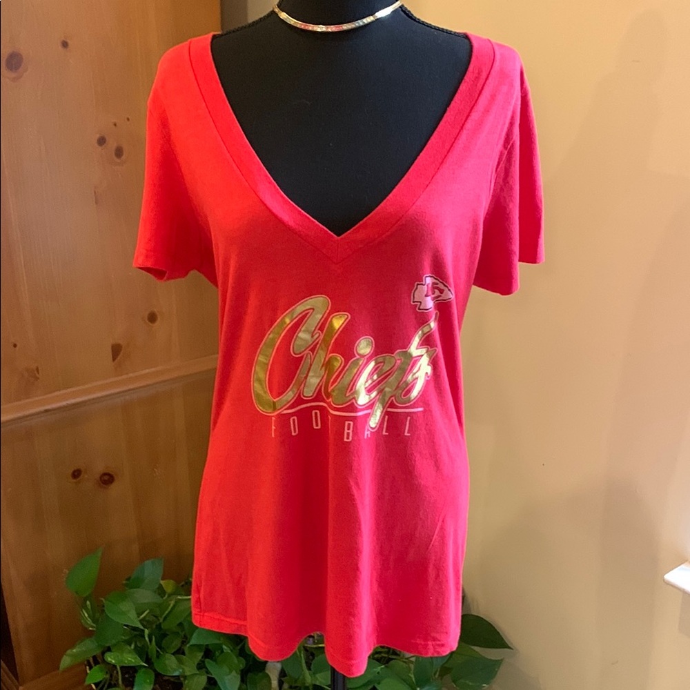🌹 NFL Team Apparel Chiefs”Vintage Football Women’s Red V-Neck T - Shirt